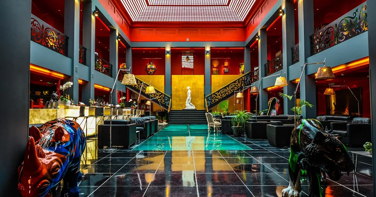 CitizenM: Compact Rooms, Direct Rates, Breakfast and Meeting Space Explained
